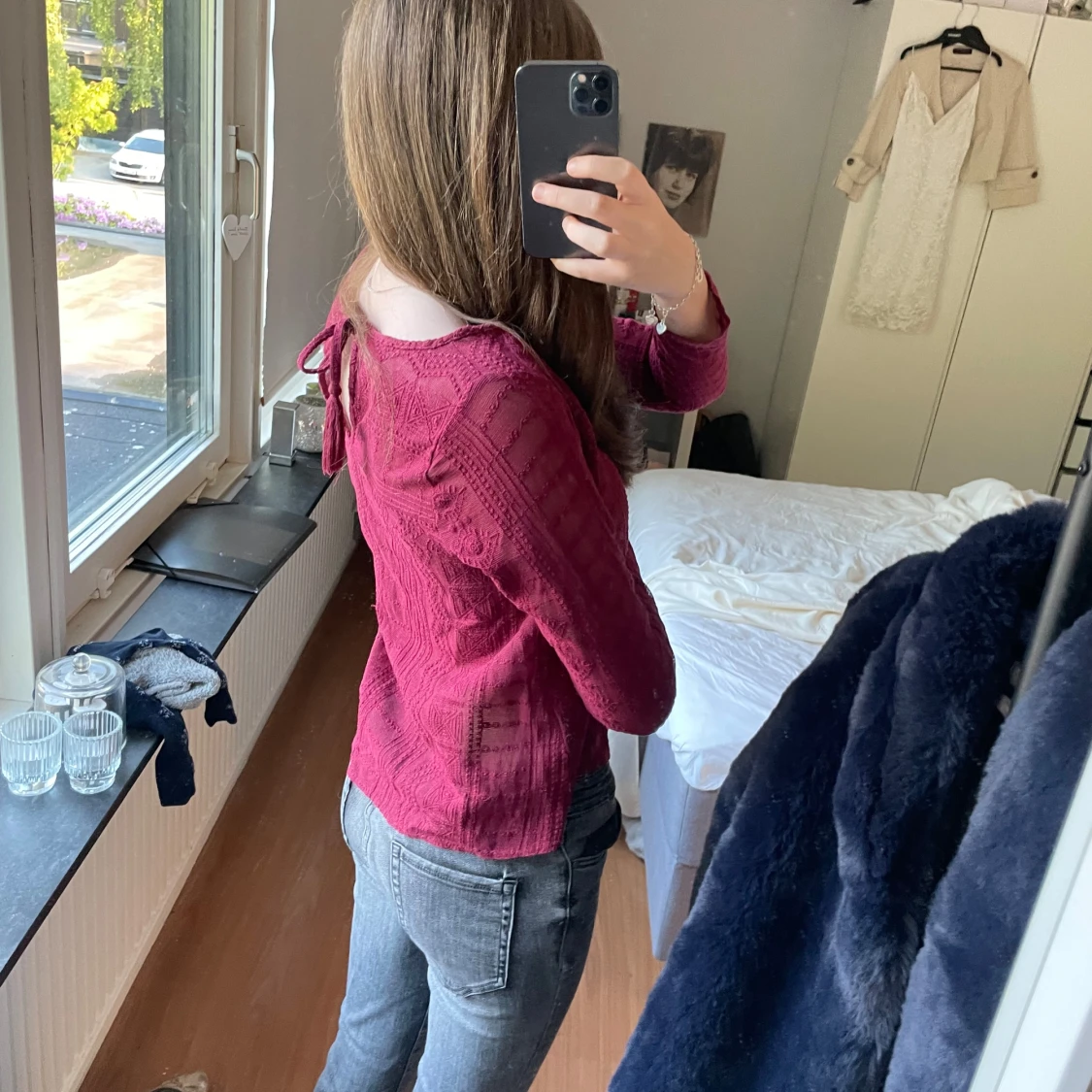 Vinröd blus med strukturmönster och knut där bak💗 - 1