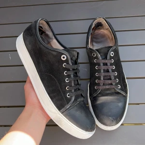  lanvin - Säljer  dessa sjukt feta lanvins🤩 uk12 vilket motsvarar 45-46! Skick6/10! Defekter? Slitna cap toe samt slitna hälar. Endast skorna ingår. Hör av dig vid minsta lila fråga🤩 