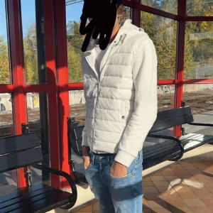 Cardigan - En vit/grå aktig cardigan ifrån HM i Stockholm, den är i bra skick och passar till mycket. Storlek: M. Skön till sommaren på kvällarna och sådana stunder! Kom gärna med frågor och funderingar 🦞