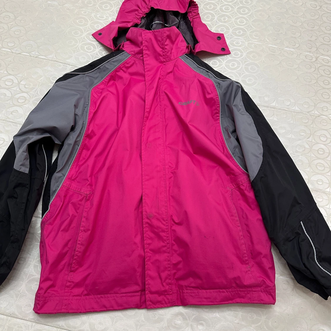 Rosa och svart vindjacka från Craft - 2