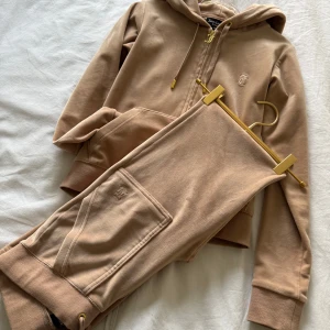  Juicy Couture - Juicy couture set beige med guldiga detaljer, överdel XS underdel XXS. Väldigt fint skick och sparsamt använd 