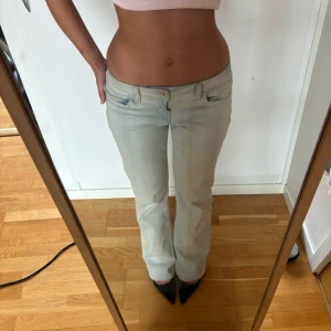Lågmidjade jeans  - Lågmidjade ljusblå jeans. Jag är 168 och det är mina bilder, köp via köp nu direkt eller Swish, kvar tills markerad som såld 💖 midjemått och innerben syns på bilderna 