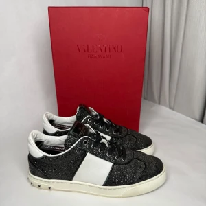 Valentino Flycrew Sneakers - Jättefina Valentino Flycrews i storlek 37. Skicket är nästintill nya 9/10 inga skador. Nypris ca 6000 Skriv gärna vid frågor eller liknande 🌸