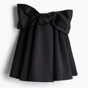 Svart kort klänning med stor rosett - Supersnygg svart kort klänning med en megastor rosett framtill. Offshoulder-modell som är asss snyggt. Så sjukt snygg. Storlek L men sitter bra fast jag är storlek M 