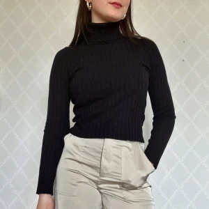 Svart ribbad polotröja - Svart ribbad polotröja med lång ärm och tight passform. Hög krage💕Från H&M divided.