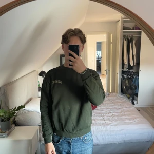 Grön Les Deux tröja - Mörkgrön Les Deux tröja i storlek M. Har ett litet hål på vänstra armen men är annars i fint skick. Nypris är ca 980kr. 