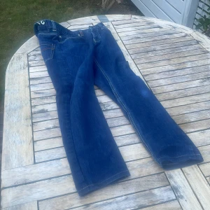 Dondup jeans med raka ben - Säljer ett par klassiska dondupjeans med raka ben och kontrastsömmar. Jeansen har fem fickor, bälteshällor och snygga detaljer på bakfickorna. Perfekta för dig som gillar en tidlös och enkel stil.