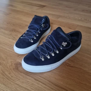 Diemme marostica - Säljer nu ett par riktigt fint par Diemme marostica low i färgen navy. Det är I mycket gott skick. Har inte original boxen. Skicka pm om ni har några frågor