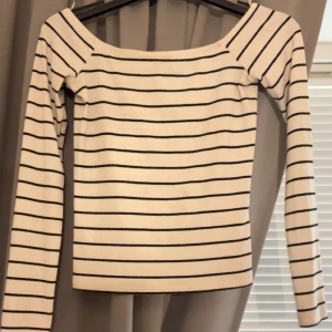 Topp - Randig söt off shoulder tröja från Gina Tricot i storlek xs! Väldigt bra skick, inga fläckar eller nåt. 