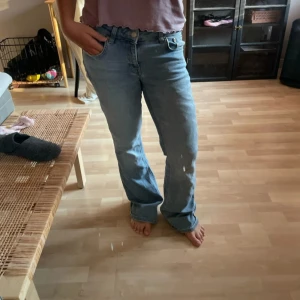 Ljusblå bootcut jeans  - Säljer ett par ljusblå jeans från 157 med bootcut-modell och låg midja. Jeansen har klassisk femficksdesign och är tillverkade i mjukt denimtyg. Perfekta för dig som gillar en avslappnad och trendig look.
