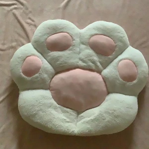 Katt-tass sittkudde 🐾🎀🐈 - ❣️10% RABATT FÖRSTA VECKAN (vanligt pris på fredag)❣️😽 SÅ himla fluffig och mjuk sittkudde/sittdyna - PERFEKT till stolen, sängen, läshörnan💕 Knappt använd - inga skador, fläckar, nada! 🌼 Ger rummet den mest magiska känslan - komplimenterar andra rosa dekorationer! 🚚 Skickar inom kort! Skriv för mått & frågor😊🥰