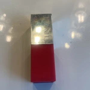 Clinique Pop Sweet Pop läppstift - Säljer ett Clinique Pop Lip Colour + Primer i färgen 09 Sweet Pop. Läppstiftet har en snygg rosa nyans och kommer i en stilren fyrkantig hylsa med silverlock. Krämig formula som ger både färg och återfuktning till läpparna. Obs!! Lockar är lite sönder så det locket kan ramlade va 💗💗