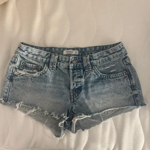 Lågmidjade jeansshorts  - Snygga blå jeansshorts från Pull&Bear med slitna detaljer och fransig kant. Perfekta nu inför sommaren🩷 strl 38🩷