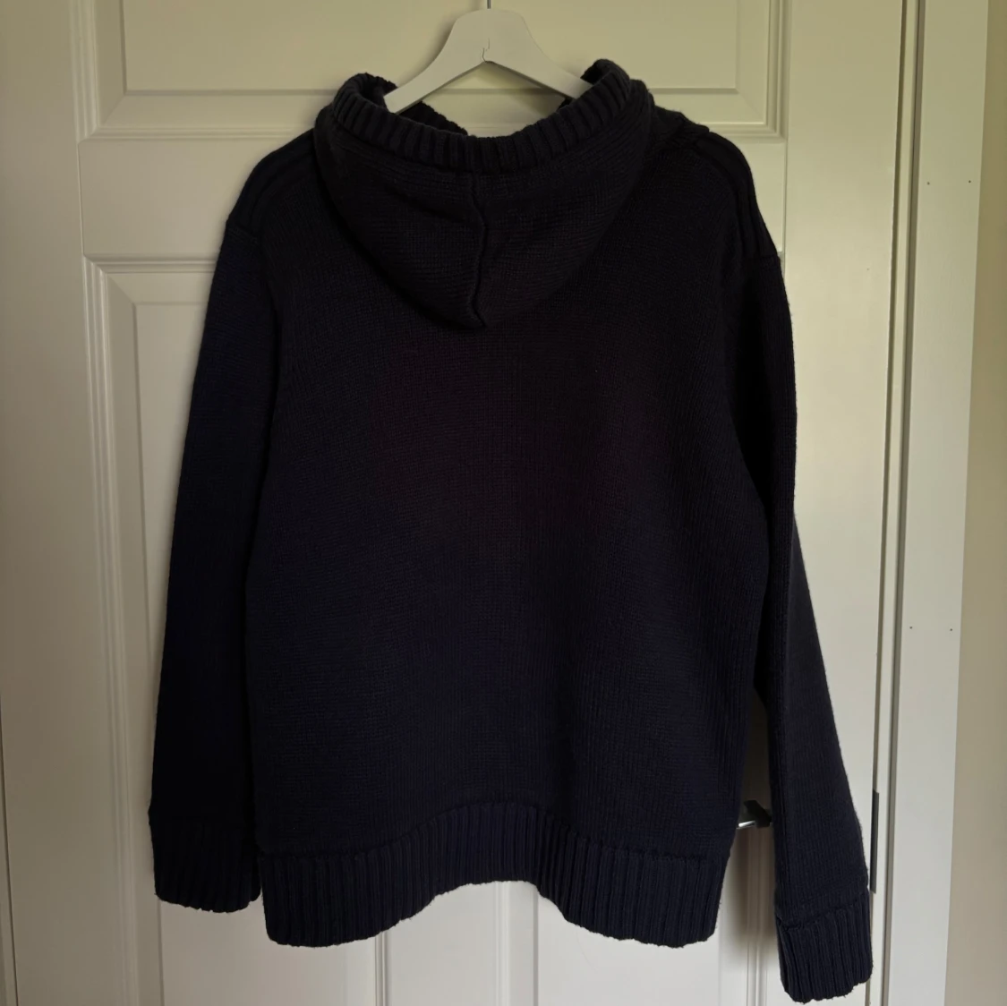 Mörkblå stickad kofta från pull and bear - 1