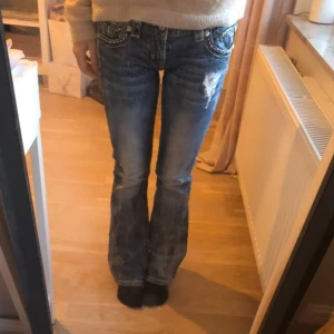 Bootcut low Waist Miss me jeans 25 - Ljus blåa bootcut, low waist Miss me jeans strl 25. Innerbenslängd: 73 cm. Midjemått: 36 cm tvärs över. Köpte förra året, endast använd ett fåtal gånger. Passar mig perfekt som är ca 160 cm💕. ❗️PRIS: direktköp+ frakt för 1200kr. Annars bud från 1200kr.❗️