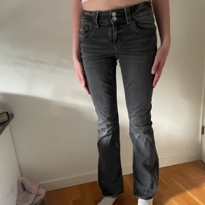 Mörkgrå bootcut jeans Gina Tricot - Snygga mörkgrå jeans från Gina Tricot i bootcut-modell. Jeansen har låg/medel midja. Säljer då dom har blivit för korta, original pris ca 300kr 