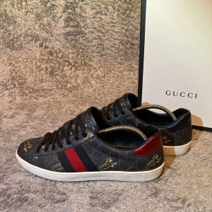 Gucci ace skor  - Tja, säljer ett par stilrena Gucci ace skor. Dem är i storlek 42 men passar 43. Använda 4-5 gånger, allt og box, dustbag mm. Hör av dig vid minsta fråga eller fundering🙌