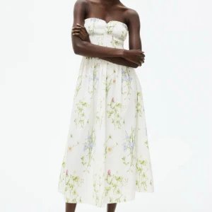 Vit blommig sommarklänning med smock - Superfin vit klänning med smock upptill och tunna axelband. Klänningen har ett romantiskt blommönster i grönt, blått och rosa och faller i en längre, luftig modell. Perfekt för varma dagar och ger en fräsch, somrig vibe. Priset går att diskuteras. Om den behövs akut till en skolavslutning eller midsommar kan jag mötas upp❣️