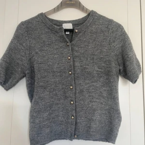 Stickad tshirt - Grå stickad tshirt med silvriga knappar. Skönt till sommaren med ett linne under 🥰🥰 Använd några gånger 