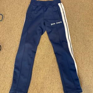 Palm Angels Byxor  - Snygga Palm angels byxor i storlek XS.  Passar runt längd 170cm. Liten repa på rumpan som nästan inte syns. Se bild 4. Såklart äkta.
