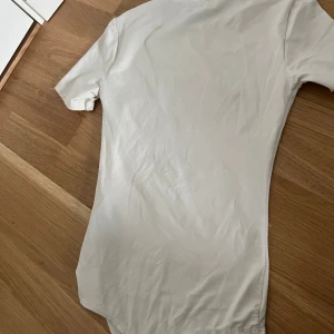 Vit Body T-shirt  - Vit Body T-shirt ifrån New Yorker pris kan diskuteras
