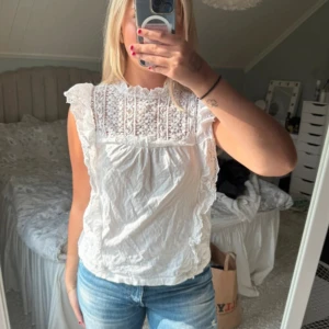 Vit blus med spets och volang mango  - Supersöt vit blus med spets upptill och volangdetaljer. Den är i bra skick och är från mango💕