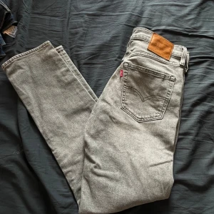 Grå Levis 511 jeans - Säljer ett par grå Levis 511 jeans! Storlek W33 L32
