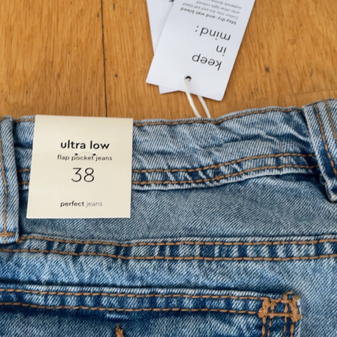 Ultra low bootcut jeans med slitningar - 2