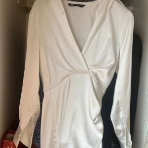 Vit klänning  - Superfin vit klänning från zara, använd några gånger men är i bra skick.
