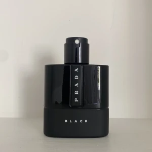 Prada Luna Rossa Black EdP - Prada Luna Rossa Black Eau de Parfum, ca 42/50 ml kvar, full presentation, 400 kr + frakt. 
