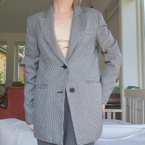 Kavaj från amisu - Fin kavaj från amisu som inte kommer till användning längre. Perfekt till outfiten för en mer uppklädd känsla. Storlek 36. Lös tråd på ena ärmen, se sista bilden. 