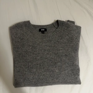 Grå stickad tröja från uniqlo(oanvänd) - Köpt för 500kr. Har aldrig använt förut utan den var mer som ett impulsivt köp. Den är i storlek xs men passar mer storlek s. Så om ni har storlek s så kommer den att passa. Skön tröja.