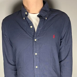 Ralph lauren skjorta - En riktig snygg och trendig Ralph lauren skjorta i fint skick, storlek M, vid frågor är de bara att skriva // Gramenti 