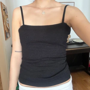 Stickat glittrigt linne - Superfint skick & justerbara axelband🖤✨