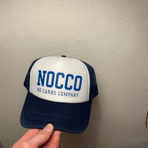 NOCCO keps limiterad  - NOCCO keps limiterad till få antal och aldrig använd helt ny skick jag säljer nu min NOCCO keps som aldrig har använts mörkblå stilren keps 🧢 💯💯💯💯💯👑🤤 oanvänt skick
