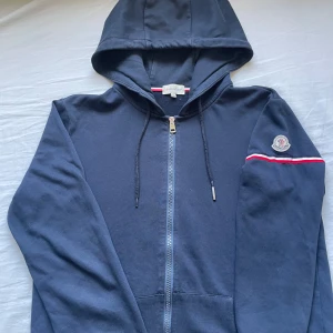Moncler  - Moncler tröja i marinblå/navyblue. Bra material och kvalité utan skador. Storlek; liten XL som passar perfekt på M. Bra till sommaren. Pris går att diskutera.