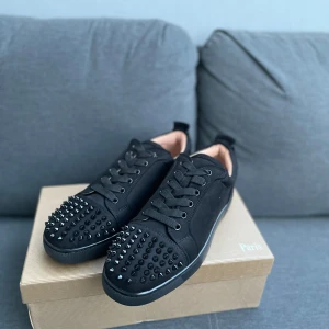 Christian Louboutin Skor - Nu säljer jag mina använda 1 gång loubs. Du får box, dustbag osv på köpet och dem är riktigt fräscha! Alla spikar är på plats!😎❤️