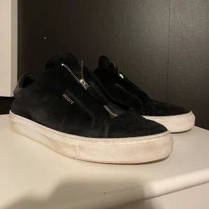 Axel Arigato Mock Clean 90 - Snygga och stilrena Arigato Clean 90 Zip i exklusiv mocka, storlek 44. Skorna är designade med en minimalistisk look och har den ikoniska guldfärgade zip detaljen på sidan för en extra touch av lyx och edge. ✅ Storlek: EU 44 (passar true to size) ✅ Nypris: Ca 2 500 kr Perfekta sneakers för dig som gillar kvalitet, stil och komfort i ett passar både till vardag och lite finare tillfällen. 🎁 Kan skickas eller hämtas upp i Kristianstad.