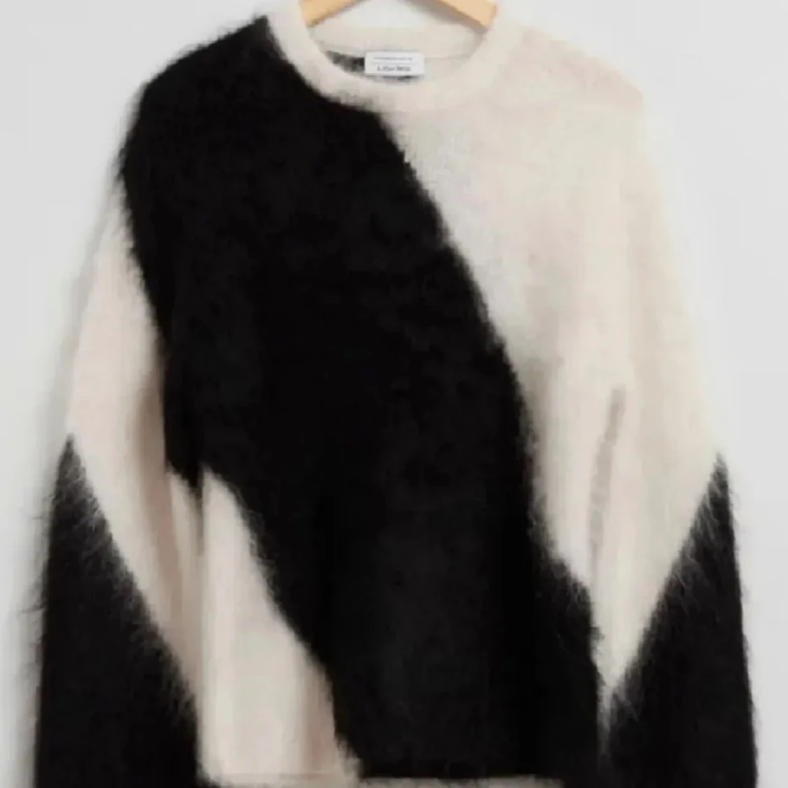 Svartvit fluffig stickad tröja