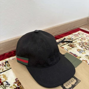 Gucci keps - Säljer en helt ny Gucci keps.                           Model: Normal, Svart                                                                     Har flera kepsar på profilen.                                          Kan tänka mig sänka priset vid snabb affär.             Vid flera frågor hör av dig. 