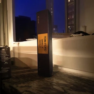 Tom Ford Vanille Fatale 33ml parfym - Tom Ford Vanille Fatale Eau de Parfum i 33ml flaska. Parfymen kommer i en elegant svart och guldig förpackning. Flaskan är cylinderformad med svart lock och guldmönstrad etikett. Lyxig doft med tydlig vaniljkaraktär, perfekt för dig som gillar exklusiva parfymer.