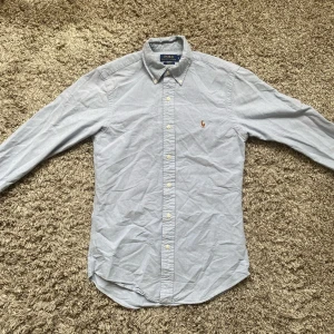 Ralph lauren skjorta  - Säljer denna rikigt snygga Ralph lauren skjortan!⭐️Storlek S / SLIM FIT!🤝Skick : 9,5/10!👍Hör gärna av er om ni har funderingar!🙌