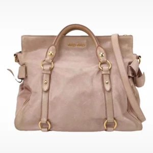 Miu miu bow bag - Suuperrr finn och självklart äkta! Skriv vid fler frågor eller funderingar 💕