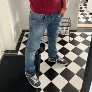 Nudie grim Tim jeans  - Tjena! Säljer dessa as feta jeans från nudie, modellen heter grim Tim, skick 10/10 inga defekter ingenting, fet tvätt på dom 