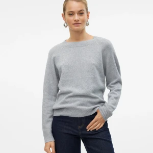 Grå stickad tröja  - En stickad grå tröja från Vero Moda i storlek s som är sparsamt använd. Mysig och perfekt att bara kunna dra på sig💕Säljer då den inte längre kommer till användning, nyköpt för 300kr. 