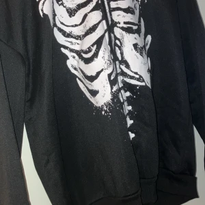Skeleton gensär -  Gränser Som jag säljer laget av polyester köpt för 200. Ganska ni lite bryggt Och Digg och ha på. Blight liten på mig större L.