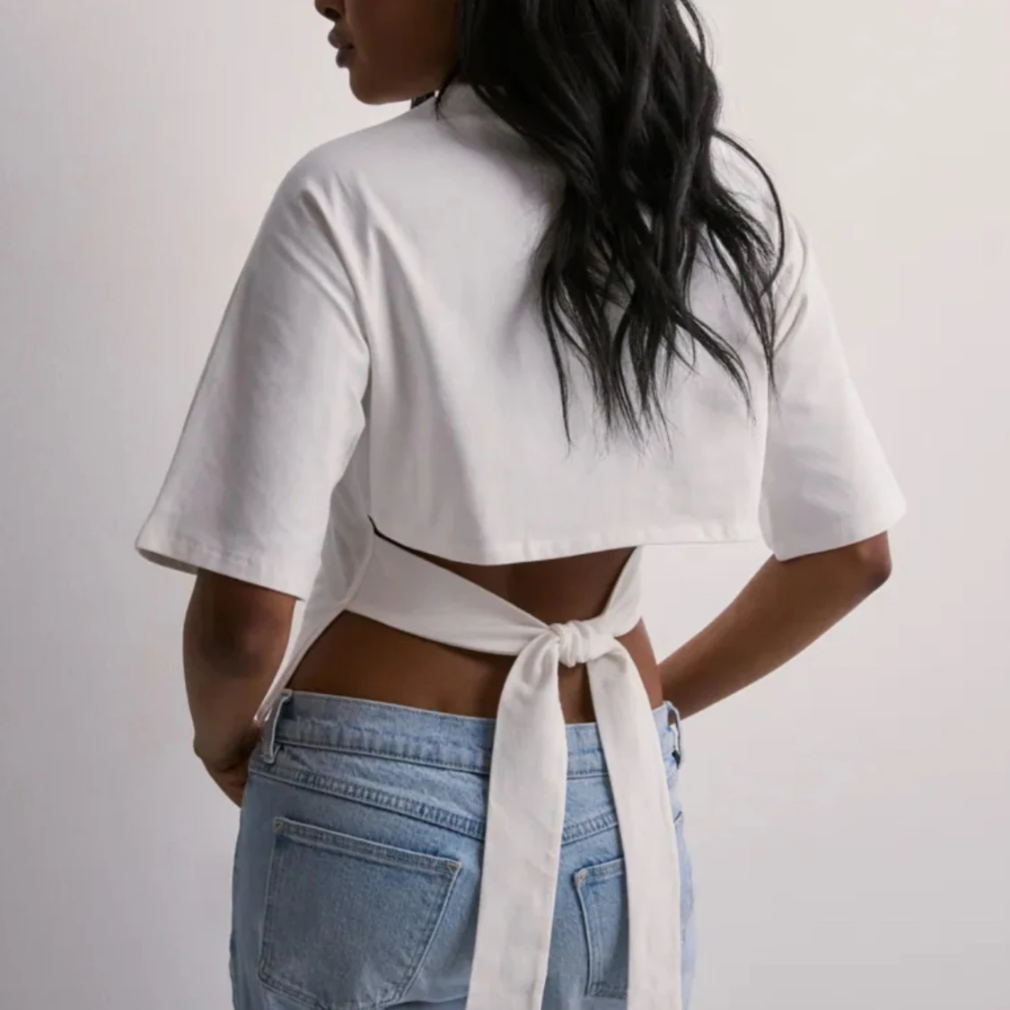 Vit croppad topp med knyt i ryggen - 1