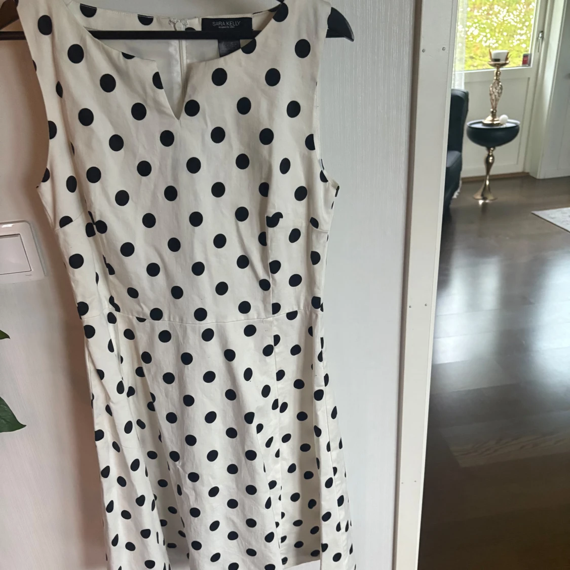 Vit prickig klänning från Sara Kelly