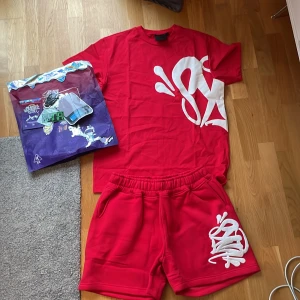 Rött syna world set - Säljer detta för sköna sommar settet från syna world, centrals c som gjort märket och de är extremt trendigt till sommaren, storlek L och helt nytt bara höra av sig vid frågor !!