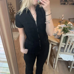 Jeans byx dress - Så snygg svart jeans byxdress!! Perfekt till sommaren🩷💕💗